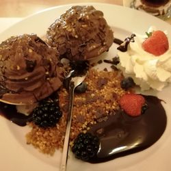 Restaurant Wasserschloss Mellenthin - Dessert :Schokoeis-Krokant-Teller.