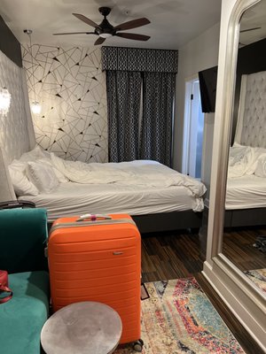 The Crescent Hotel Beverly Hills, Sonder by null