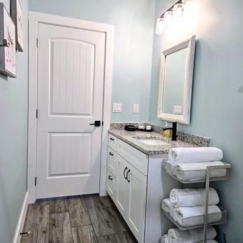 Sullivan Vacation Rentals - Full bath with tub and shower - Vacation Rental Agents Near Me Sullivan Vacation Rentals - Full bath with tub and shower - Vacation Rental Agents Near Me