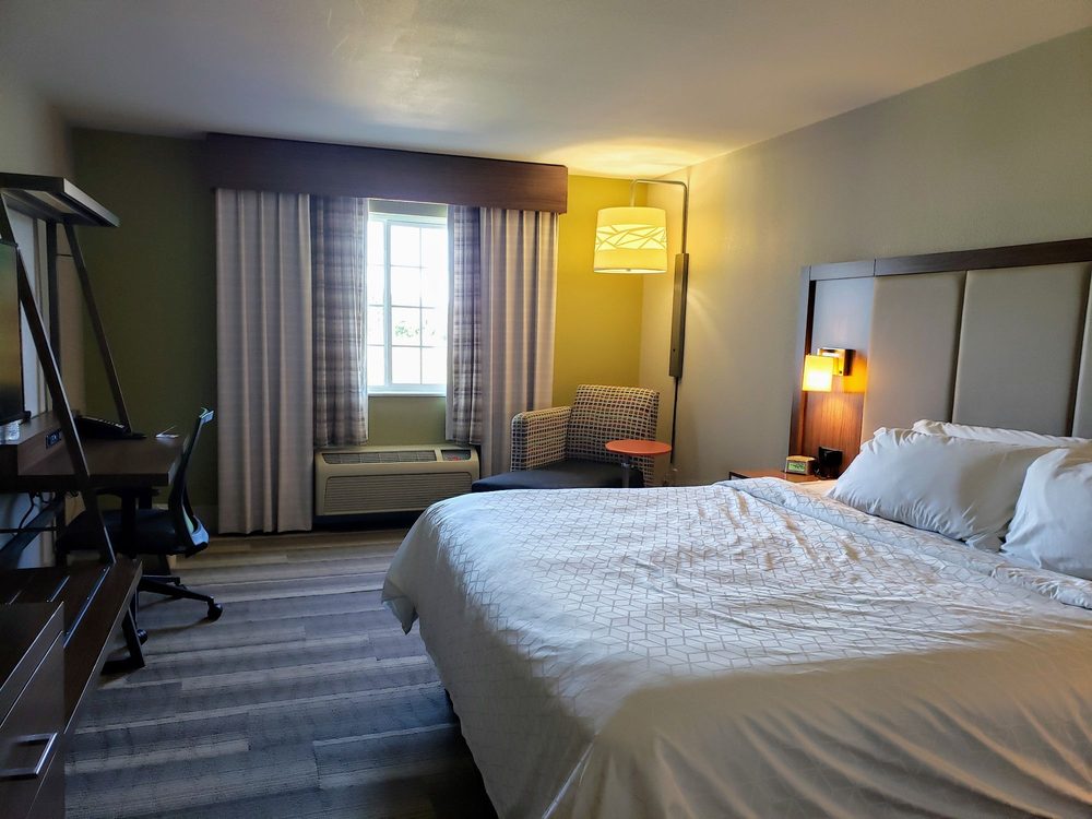 Holiday Inn Express & Suites Magnolia-Lake Columbia