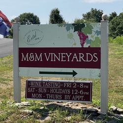 M & M Vineyards - Love that the sign outside has the info you need before even going down the driveway!