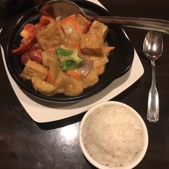 Ginger Bistro - Thai curry tofu clay pot with a side of jasmine rice - Barbeque Near Me - Fort Myers, Florida