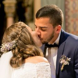 Zelinda Milano - Una peineta con flores preservada para ella y un prendido para él