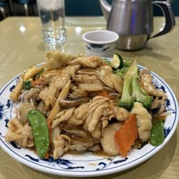 Chicken chow fun with gravy sauce Chicken chow fun with gravy sauce
