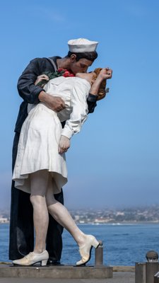 UNCONDITIONAL SURRENDER STATUE - EMBRACING PEACE - Updated September ...
