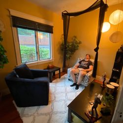 Extraordinary Change Hypnosis - In the zen room, clients relax in an atmosphere of comfort and peace with a view of a gorgeous garden and wildlife.