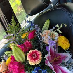 Lake Harriet Florist - $160 For This Mangled Mess!!!  What A Rip Off!!