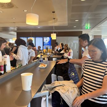 Sala Montale - Fighting for food - Airport Lounges Near Me - Ferno, Virginia