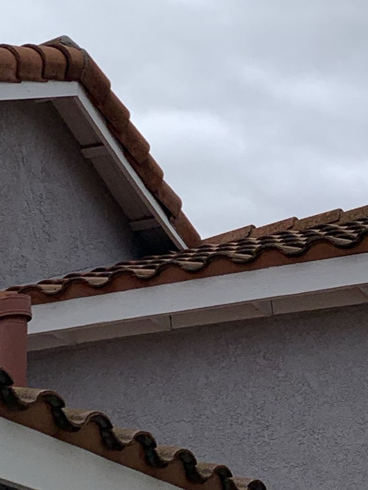 Slide of Ruiz Roofing