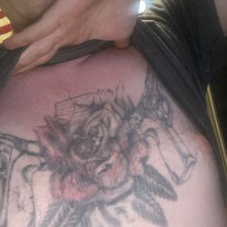 Red Rooster Tattoo - The guns were someone else but the center is all Tyler.