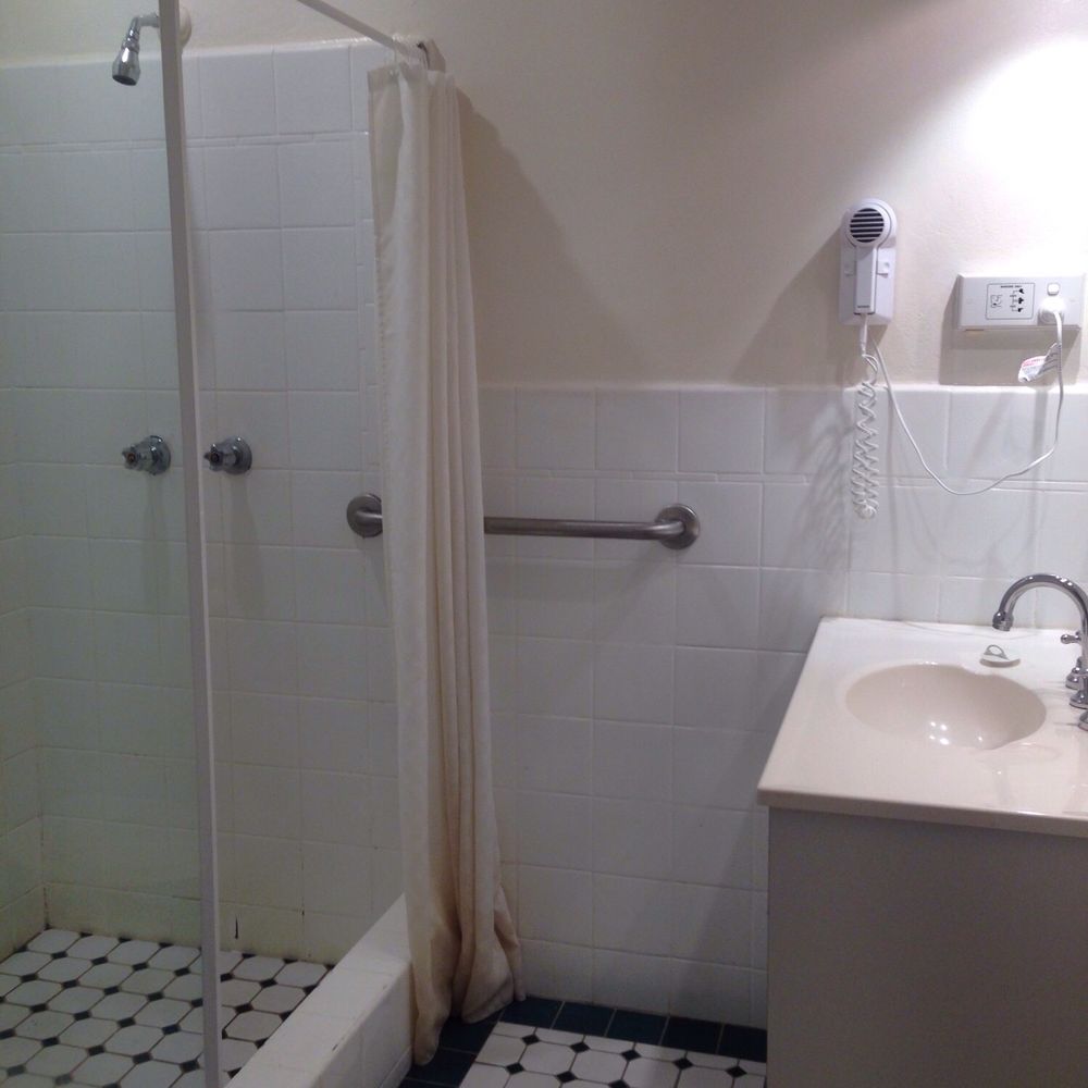 Echo Point Motor Inn - Big bathroom - Hotels Near Me - Katoomba, NSW