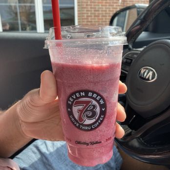 7 Brew Coffee - Medium Wildberry cobbler smoothie - Juice Bars & Smoothies Near Me - Danville, Virginia