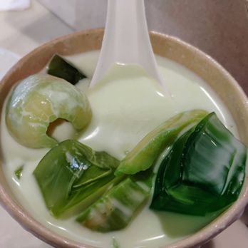 Le Petit Sao - Che Thai dessert. Lychee, Pandan jello and Pandan jelly cake in sweetened coconut milk. - Vietnamese Near Me - Montreal, Quebec