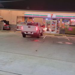 7-Eleven - This is great a 7-Eleven and a 76 gas station. They are open 24 hours a day.