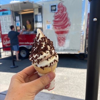 Gibson’s Soft Serve - a hand holding an ice cream cone - Food Trucks Near Me - Bowling Green, Virginia