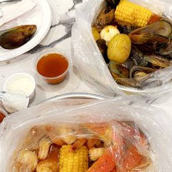 Krab N’ Go - 1/2 lb shrimp and 1/2 lb snow crab. Order of mussels.