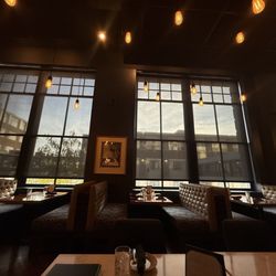 Skies 322 - The busy dining room with no booths available