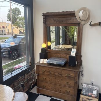 Hotel Royal - Record player - Hotels Near Me - Toledo, Ohio Hotel Royal - Record player - Hotels Near Me - Toledo, Ohio