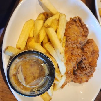 Chicken N Pickle - St Charles - Kids chicken and fries - Sports Bars Near Me - Saint Charles, Missouri