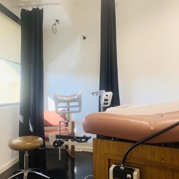 Denard M Fobbs, MD - Exam room - Obstetricians & Gynecologists Near Me - Fresno, California Denard M Fobbs, MD - Exam room - Obstetricians & Gynecologists Near Me - Fresno, California