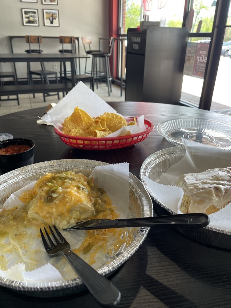 Momma Perez Burritos Logo