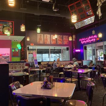 Hungry Like The Wolf - Looking at the dining room during brunch hour on Sunday - American Near Me - Houston, Texas