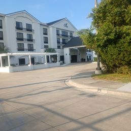 Front of hotel. Front of hotel.