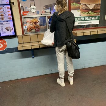 Fosters Freeze - Server NOT wearing mask despite being asked. - Burgers Near Me - Santa Cruz, California Fosters Freeze - Server NOT wearing mask despite being asked. - Burgers Near Me - Santa Cruz, California