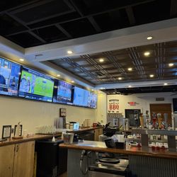 Famous Dave's Bar-B-Que - Bar area