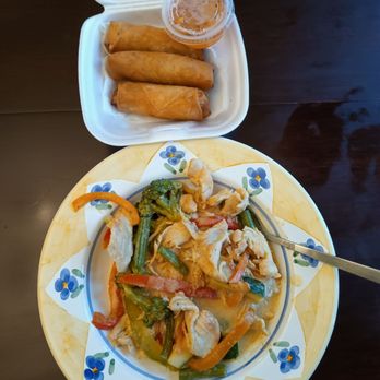 Chai Thai-Lao - Yellow Thai curry dish with chicken and vegetables, side order of Thai egg rolls with spicy sweet sauce - Thai Near Me - Baton Rouge, Louisiana Chai Thai-Lao - Yellow Thai curry dish with chicken and vegetables, side order of Thai egg rolls with spicy sweet sauce - Thai Near Me - Baton Rouge, Louisiana