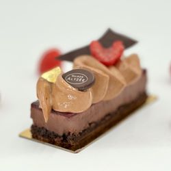 Maison Alyzée - Délice: Whipped dark chocolate Manjari 64% ganache, Confit blackberry raspberry, Crémeux raspberry& Milk Chocolate  , Soft Cacao Biscuit