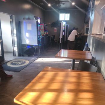 Dream's Pizza On The 9 - Gaming - Italian Near Me - Markham, Illinois