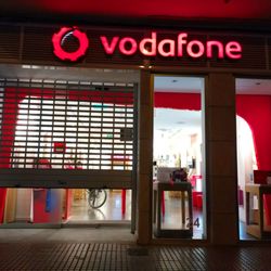 Vodafone - Vodafone, Rota, Spain -- Sneaky jerks, closing 20mins early / tirones furtivos, cerrando temprano