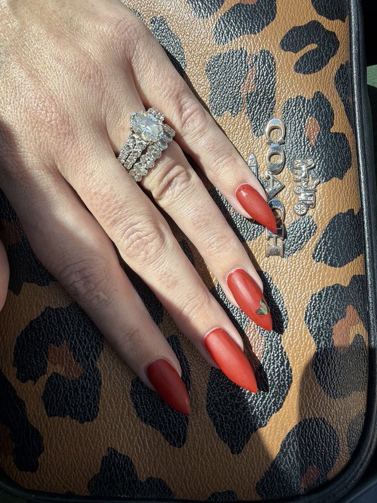 Phamous Nails Lounge Logo