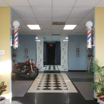 Ocean's 32 Tonsorium - Walk-Ins Are Welcome or by Appointment. Definitely the Gentlemen's Choice for Top Quality Service and a Very Cool Atmosphere. - Barbers Near Me - Conway, South Carolina