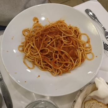 Limoncello Ristorante - Spaghetti with marinara sauce - Italian Near Me - Boston, Massachusetts Limoncello Ristorante - Spaghetti with marinara sauce - Italian Near Me - Boston, Massachusetts