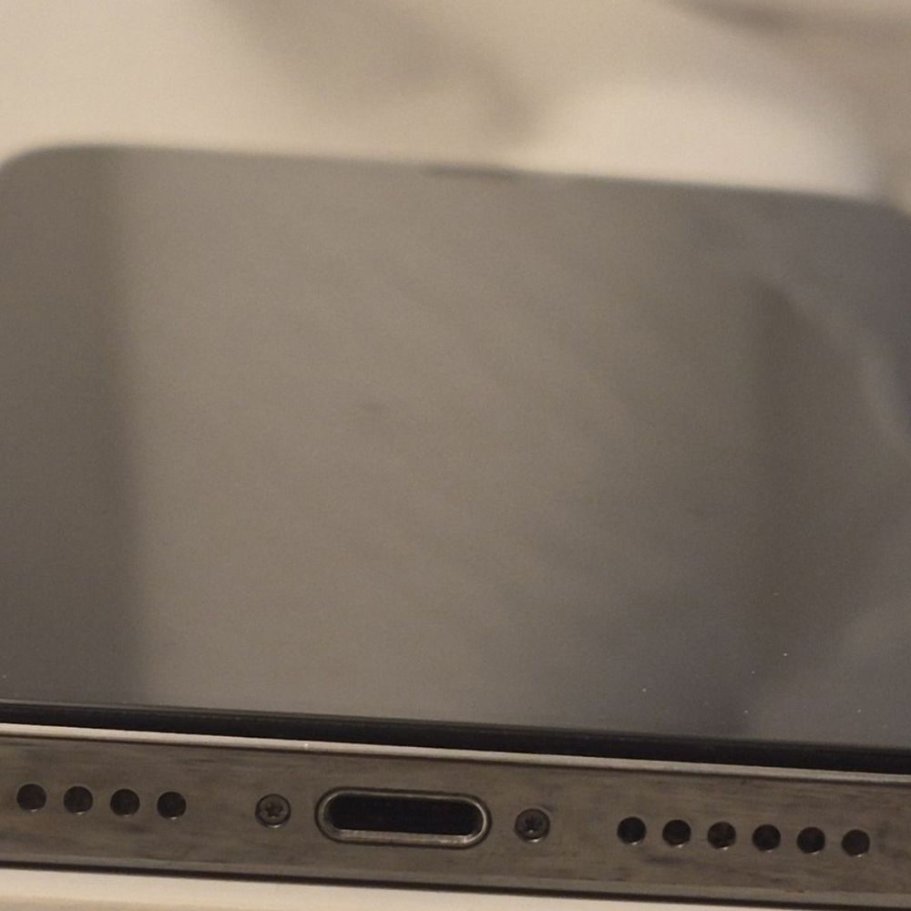 Fixit Movil Cypress - You can see in this photo that the screen at the bottom and on the right side of the phone is uneven - Mobile Phone Repair Near Me - Houston, Texas