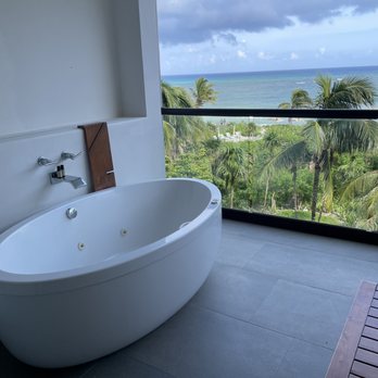 Honeymoon Islands - Our bathtub in our room - Travel Services Near Me Honeymoon Islands - Our bathtub in our room - Travel Services Near Me