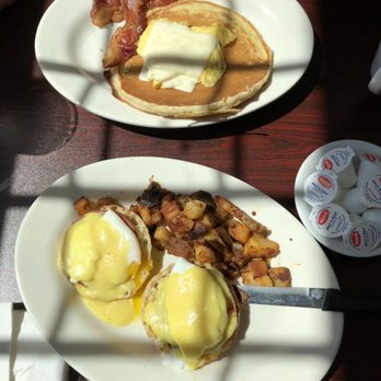 Cranberry Cottage - Early riser and eggs Benedict - American Near Me - Wareham, Massachusetts