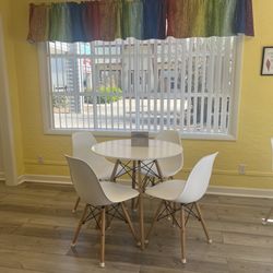 Dominick's FroYo - Seating