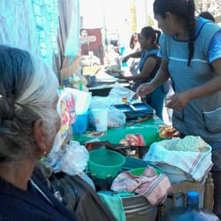 Oxxo - Las señoras preparando las memelas...