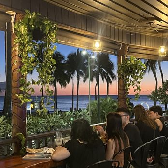 Lulu's Waikiki - Amazing sunset views! - Burgers Near Me - Honolulu, Hawaii Lulu's Waikiki - Amazing sunset views! - Burgers Near Me - Honolulu, Hawaii