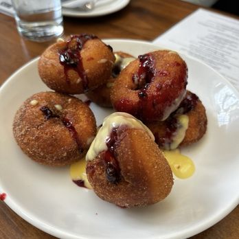 Brix Tavern - Pearl District - Free donuts - Sports Bars Near Me - Portland, Oregon