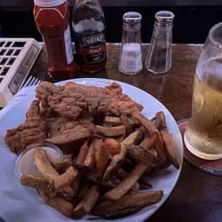 Kings Head British Pub - Chicken strips and fries