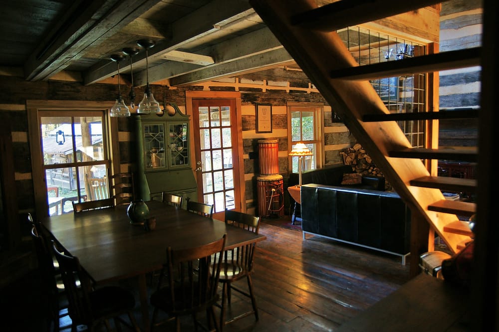 Woods Hole Hostel & Mountain B&B Logo