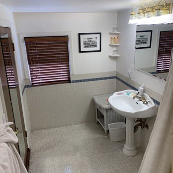 Delta King - Bathroom city view deluxe - Hotels Near Me - Sacramento, California Delta King - Bathroom city view deluxe - Hotels Near Me - Sacramento, California