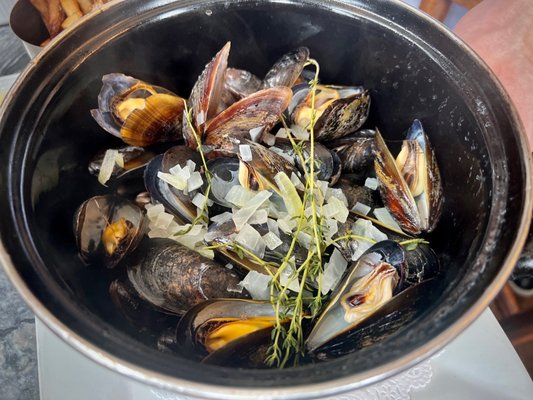 Le Petit Bistro by null