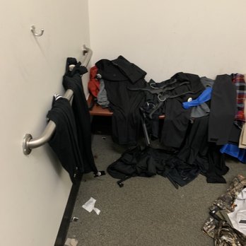 DICK'S Sporting Goods - Fitting room - Sports Wear Near Me - Garden City, New York