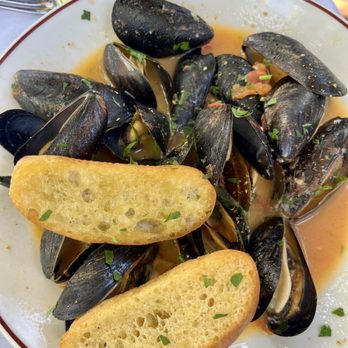 Piatti - Pe  Mussels, Thyme, Lemon, Garlic, White Wine Broth, Grilled Bread - Italian Near Me - La Jolla, California
