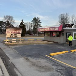 Mama Mia's Pizzeria - Front of store